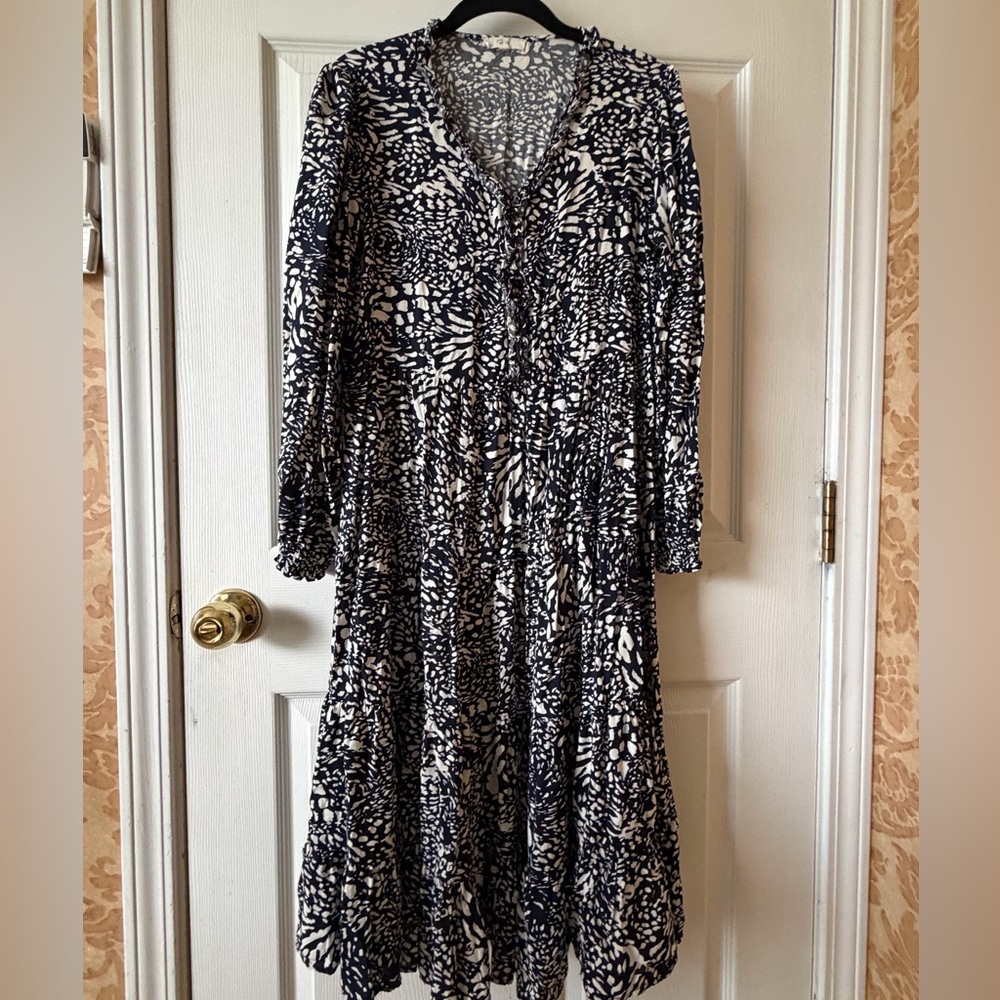 Easel Navy/White Patterned Dress PtP:19” Length:44”